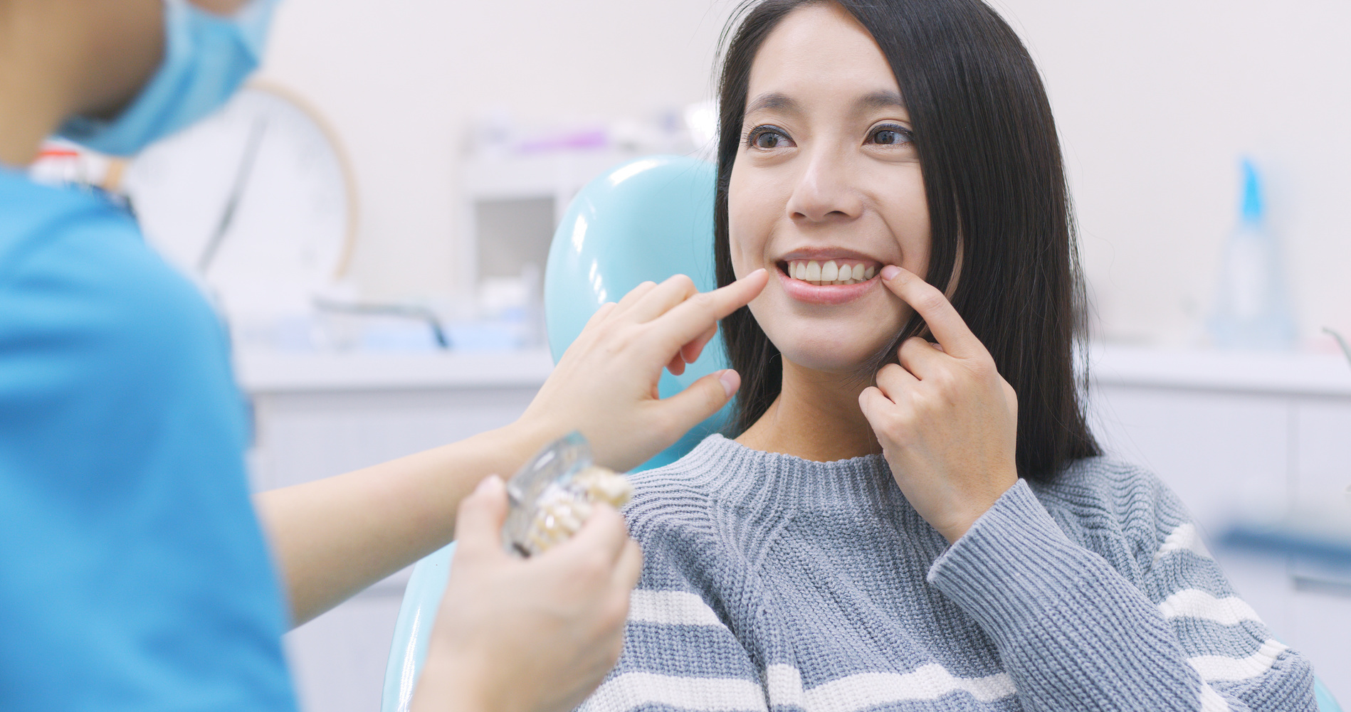 歯の診療を受ける女性