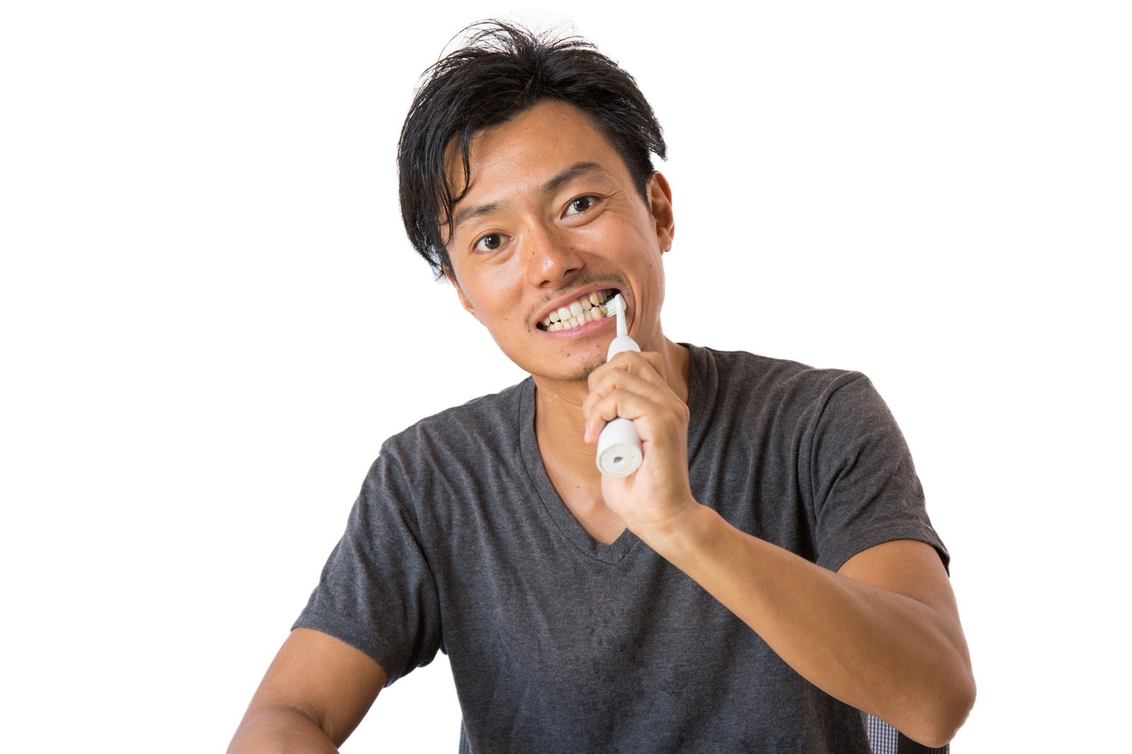 電動歯ブラシで歯磨きしている男性